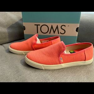 Toms Clemente Canvas slip ons. New in box!